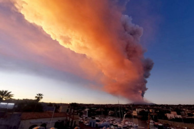(FOTO, VIDEO) POGLEDAJTE KAKO JE IZGLEDALA ERUPCIJA ETNE: Gust dim pomračio nebo, gradovi prekriveni pepelom!