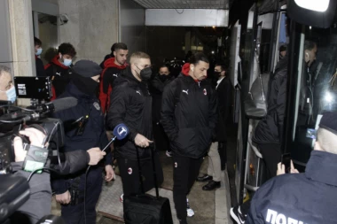 (FOTO) MILANEZI STIGLI U BEOGRAD: "Rosonere" već na aerodromu sačekalo VELIKO IZNENAĐENJE!
