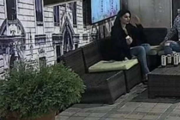 REPEROVA ŽENA ULAZI VEČERAS U RIJALITI! Došla da spasi brak, viđena sa koferima pred ulaz u vilu!