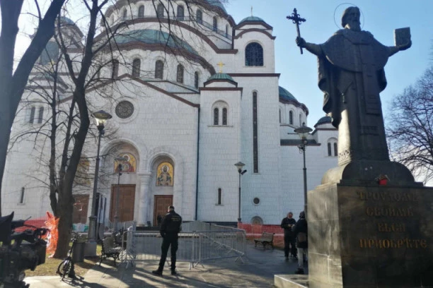 (FOTO) POLICIJA NA ULAZU U HRAM! Organi reda raspoređeni oko svetinje, liturgija iza zatvorenih vrata!