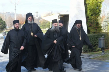 OD IGUMANA DO MITROPOLITA I PATRIJARHA! Ključne činjenice iz biografije Porfirija: Na krštenju dobio ime Prvoslav, IMA TITULU DOKTORA NAUKA!