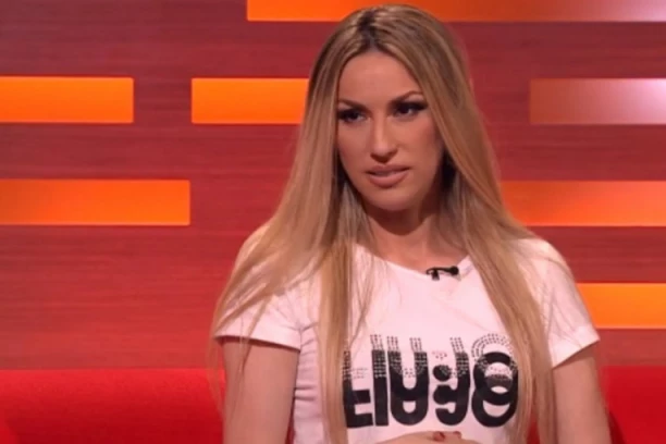 (FOTO) OTIŠLA SI NA NEKO LEPŠE MESTO, SVI ĆEMO TAMO JEDNOG DANA: Rada Manojlović potresla javnost objavom NAKON GUBITKA BLISKE OSOBE!