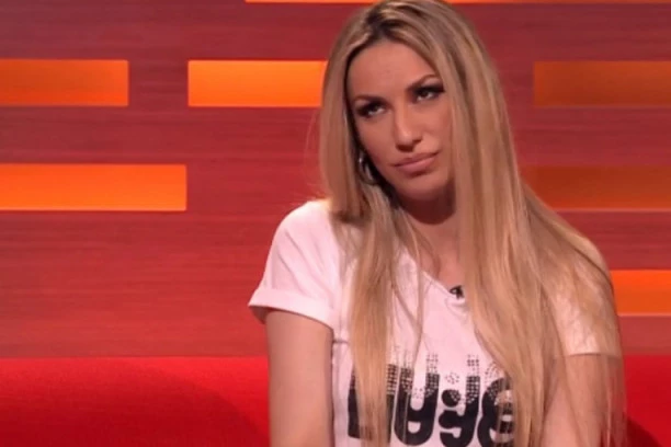 (FOTO) ČUVA SVOJE NAGE FOTOGRAFIJE NA TELEFONU! Rada Manojlović voli da gleda svoje telo: Ja sam sebi uvek LEPA!