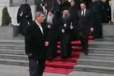 (VIDEO) IZLAZAK NOVOG PATRIJARHA: Porfirije niz crveni tepih do kola, a tamo je zastao i učinio OVO