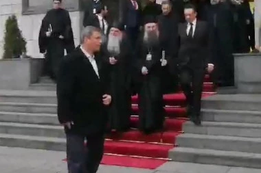 (VIDEO) IZLAZAK NOVOG PATRIJARHA: Porfirije niz crveni tepih do kola, a tamo je zastao i učinio OVO