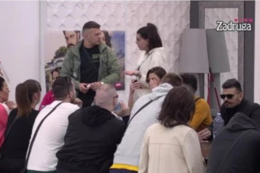 (VIDEO) KRITIKOVALA JE PAROVE ZBOG JAVNIH POLJUBACA, A SADA... Jovana se potpuno opustila pa Stefanu DOPUSTILA OVO!