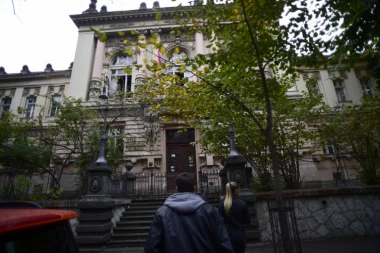 TREĆA GIMNAZIJA RASADNIK KORONE: U elitnoj beogradskoj školi oboleo veliki broj učenika!