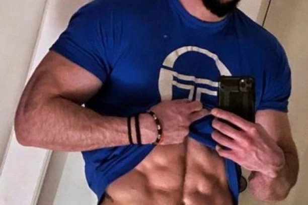 (FOTO) ĐEKSON MUVA SARU: Bivši ZADRUGAR želi ovu lepoticu!