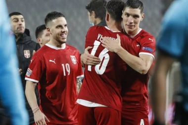 (FOTO) FOTOGRAFIJA KOJA JE OBIŠLA SRBIJU: Piksi spojio "velike rivale" - srednji prst, pa dres reprezentacije!