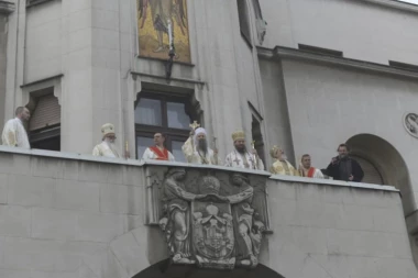 (FOTO) VELIČANSTVEN PRIZOR NA BALKONU PATRIJARŠIJE: Patrijarh Porfirije nakon ustoličenja blagosiljao vernike