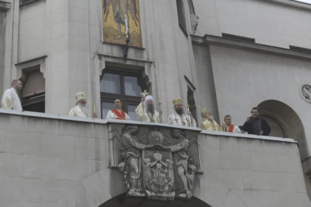 (FOTO) VELIČANSTVEN PRIZOR NA BALKONU PATRIJARŠIJE: Patrijarh Porfirije nakon ustoličenja blagosiljao vernike