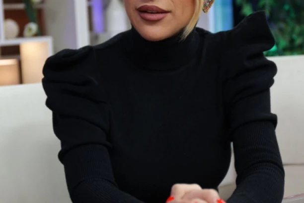 (FOTO) DO SMRTI ĆU MAHATI DIPLOMOM: Nikada nećete poverovati koji je prosek na fakultetu postigla JOVANA JEREMIĆ!