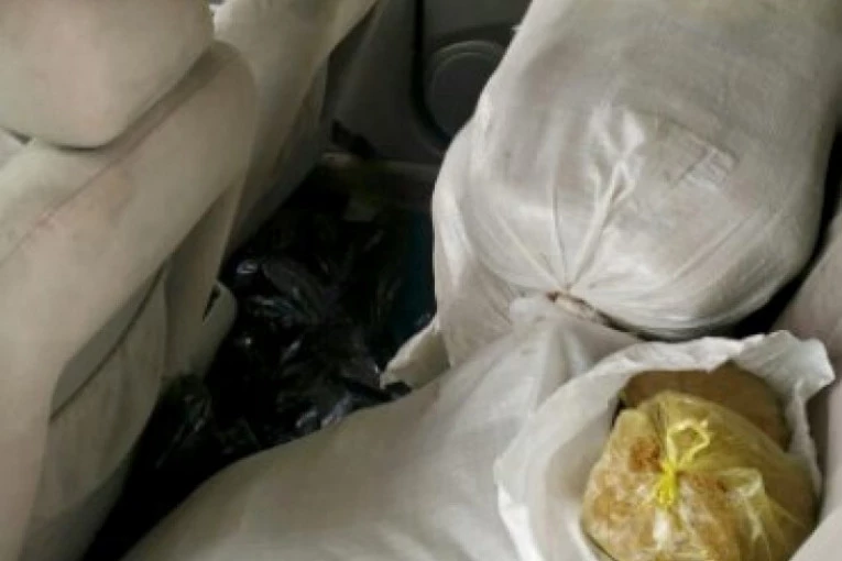 (FOTO) AKCIJA POLICIJE U RUMI: Muškarac uhapšen sa 300 kilograma nelegalnog rezanog duvana