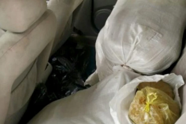 (FOTO) AKCIJA POLICIJE U RUMI: Muškarac uhapšen sa 300 kilograma nelegalnog rezanog duvana