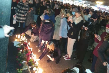 Novi Sad se već oprašta od Đoleta: Sveće gore na Trgu slobode u čast legendarnom Balaševiću