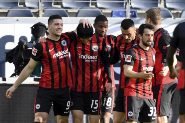 Frankfurt ostaje bez zvezde: ARSENAL ODVODI KLJUČNU KARIKU AJNTRAHTA!