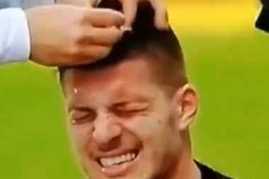 (VIDEO) HOROR POVREDA LUKE JOVIĆA: Kao da je udario u BAVARSKI TENK, Srbin KRVAVE glave napustio teren!