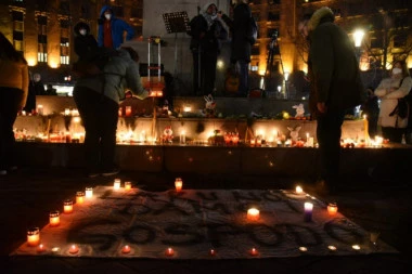 (FOTO, VIDEO) "NE LOMITE MI BAGRENJE" SE ORI BEOGRADOM: Republika na oproštaju od Đorđa Balaševića, sveće na Trgu Nikole Pašića i suze na licima