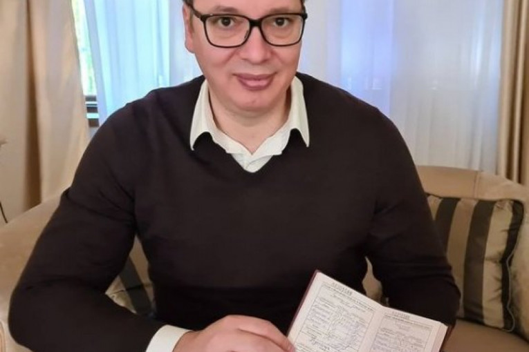 (FOTO) VUČIĆ ZAVRŠIO SEMESTAR, PA POKAZAO INDEKS: Evo šta je predsednik rekao o ocenama