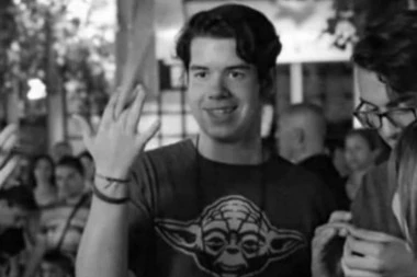 LELEK NA MESTU STRADANJA JOVANA VESELINOVIĆA (18): Majka pala na kolena od tuge za poginulim sinom!