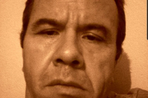 (FOTO) AKO PREPOZNATE OVOG ČOVEKA, ODMAH ZOVITE POLICIJU: Traže ga zbog UBISTVA, može biti veoma opasan!