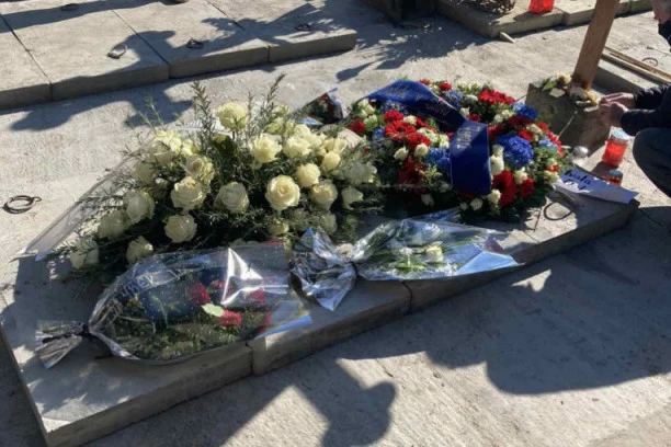 GROB PREKRIVEN BELIM RUŽAMA: Otkrivena tajna zašto je baš sa ovim cvećem sahranjen legendarni Balašević!