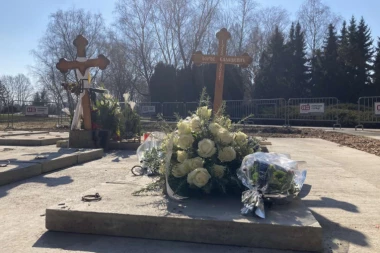 (FOTO, VIDEO) Sahranjen Đorđe Balašević u najužem krugu porodice: Panonski mornar ispraćen uz pesmu koju je napisao svojoj najvećoj ljubavi Olji!