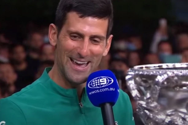 (VIDEO) NOLE I ŠARENAC NAPRAVILI ŠOU: Đoković ponovo ZAPEVAO srpsku patriotsku pesmu i bacio sve u TRANS!