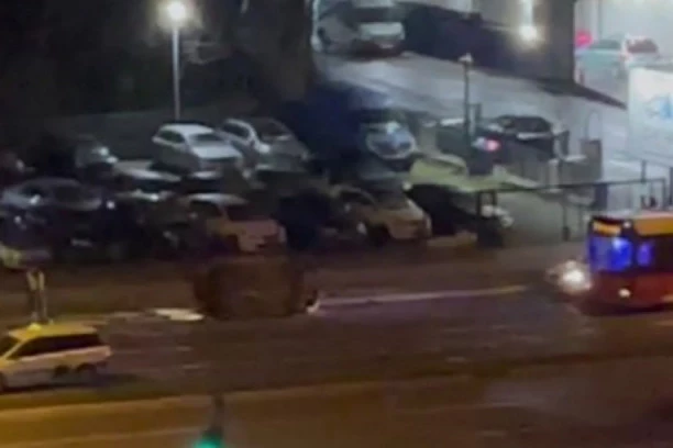 (FOTO) SAOBRAĆAJKA NA TOŠINOM BUNARU: Automobil se prevrnuo i završio na boku, na terenu Hitna pomoć i policija