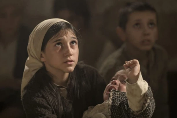 EVO KAKO DANAS IZGLEDA MALA DARA IZ JASENOVCA: Budi se u cik zore, pomaže babi i dedi na selu - izrasla je u pravu LEPOTICU! (FOTO)