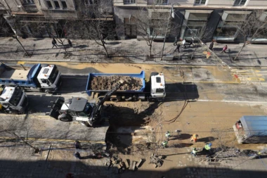 PRVE FOTOGRAFIJE HAOSA KOD BEOGRAĐANKE: Pucanje vodovodne cevi izazvalo KOLAPS U CENTRU BEOGRADA!