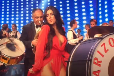 KASNI ČETIRI GODINE: Staniju iskopirala albanska PEVAČICA! (FOTO)