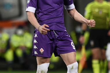 LISTA SVE DUŽA I JAČA: Vlahovićeve majstorije stigle do GIGANTA SA OSTRVA, mediji SUMNJAJU U KVALITET SRBINA