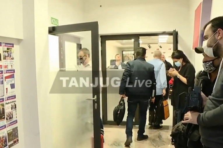 (VIDEO) Članovi Predsedništva stigli na sednicu SNS: Prisutan je i Aleksandar Vučić, a ovo će biti glavne teme!