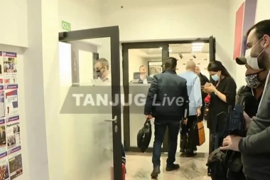 (VIDEO) Članovi Predsedništva stigli na sednicu SNS: Prisutan je i Aleksandar Vučić, a ovo će biti glavne teme!