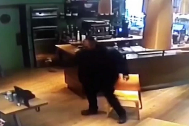 (VIDEO) UZNEMIRUJUĆI SNIMAK UBISTVA U VRANJU! Marjan i Sara sede za stolom, a onda on ustaje i ispaljuje rafal u nju!