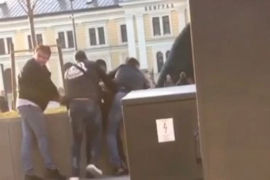 (VIDEO) PODVIG OVIH MUŠKARACA DUGO ĆE SE PAMTITI: Naoružani migrant napao ženu u Beogradu, građani hitno reagovali
