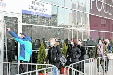 (FOTO) OPŠTI HAOS! Evo kako je to u Hrvatskoj (EU),  a evo kako se vakciniše u Srbiji