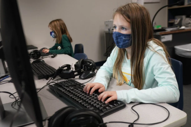 OSMOGODIŠNJA DEVOJČICA NAŠLA NAČIN DA IZBEGNE ONLAJN NASTAVU! Roditelji ostali u šoku kako joj je to pošlo za rukom