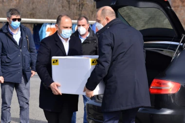 (FOTO) Srbija donirala dodatne količine vakcine Severnoj Makedoniji