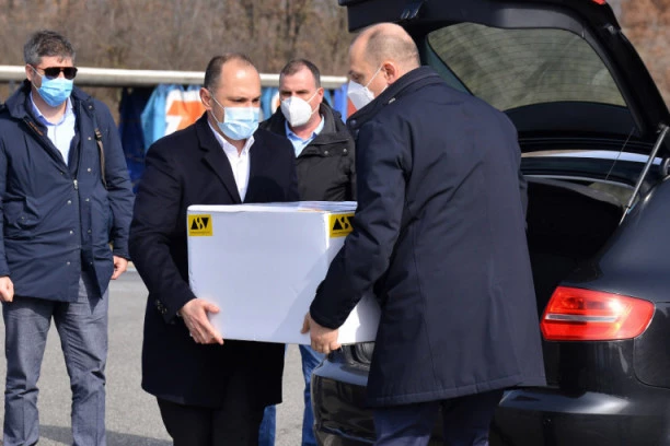 (FOTO) Srbija donirala dodatne količine vakcine Severnoj Makedoniji