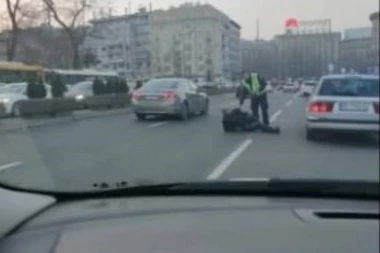 (FOTO) NESTVARAN PRIZOR: Muškarac leži na sred ulice ispred Skupštine