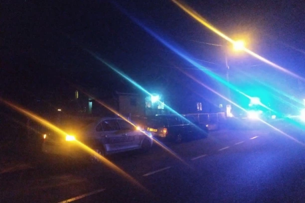 MUŠKARCI NAORUŽANI DO ZUBA PUCAJU PO HORGOŠU! Ljudi se zabarikadirali u kućama, ne smeju napolje!  POLICIJA ČEKA POJAČANJE! (UZNEMIRUJUĆI VIDEO)