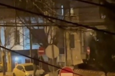 (VIDEO) NEVEROVATNO I OPASNO ! Dečko okreće saobraćajni znak u jednosmernoj ulici na uglu Strumičke i Tikveške!
