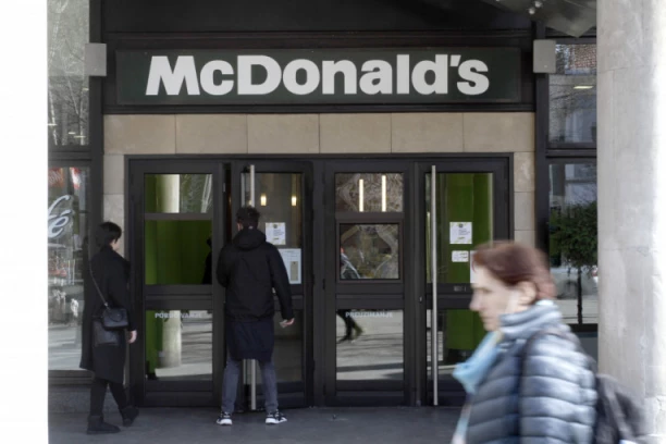 ZORAN PAO U MEKDONALDSU: Sada moraju da mu plate preko 2 MILIONA DINARA ODŠTETE