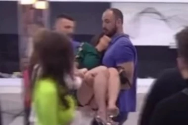 ALARMANTNA SITUACIJA: Zadrugarki pozlilo tokom emisije, hitno napustila Belu kuću!