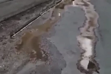 (FOTO) PUKLA KANALIZACIONA CEV U ULICI MATICE SRPSKE: Fekalije šikljaju na sve strane, građani strahuju od zaraze!