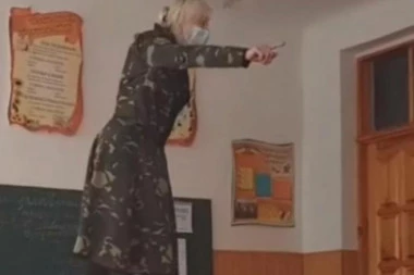 HAOS NA ČASU ISTORIJE! Profesorka došla u UNIFORMI pa se popela na sto, roditelji besni: Takvi ljudi uče našu decu! (VIDEO)