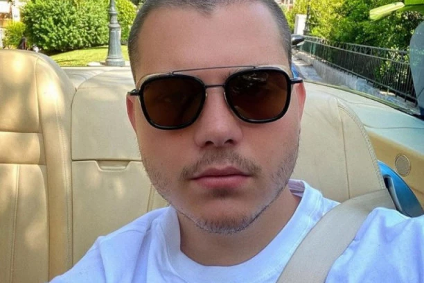 BRENIN SIN POSTAJE TATTOO MAJSTOR!? Isplivala fotka na kojoj Viktor TETOVIRA muškarca, fanovi se pitaju šta će Brena REĆI NA TO! (FOTO)