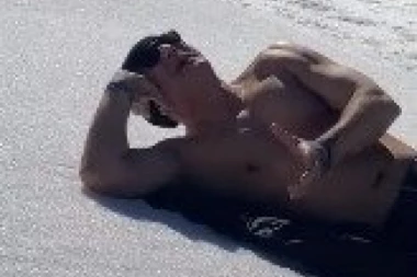 (VIDEO) HIT NA INTERNETU: FOLKER  se u sedmoj deceniji skinuo na snegu kao STARLETE!